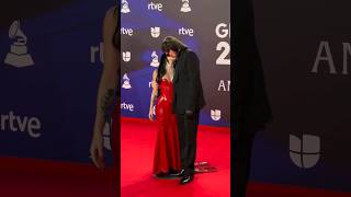 Nicki Nicole y Peso Pluma se besan en la alfombra roja de los Latin Grammys #nickinicole #pesopluma