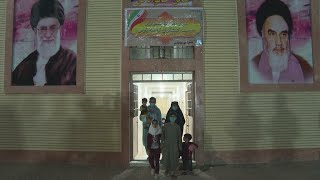 Afghan refugees: at the Iranian border, fear of forced return • FRANCE 24 screenshot 3
