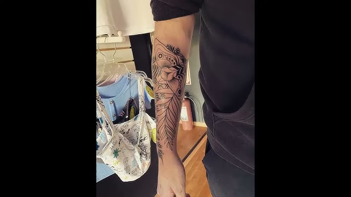 The Last of Us™ ES on X: 🌿El Tatuaje de Ellie🌿 Muchos sabréis que Ellie  lleva un tatuaje en el brazo derecho, cual motivo era esconder la mordedura  de un infectado y