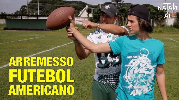 Quarterback mostra técnica do lançamento perfeito 