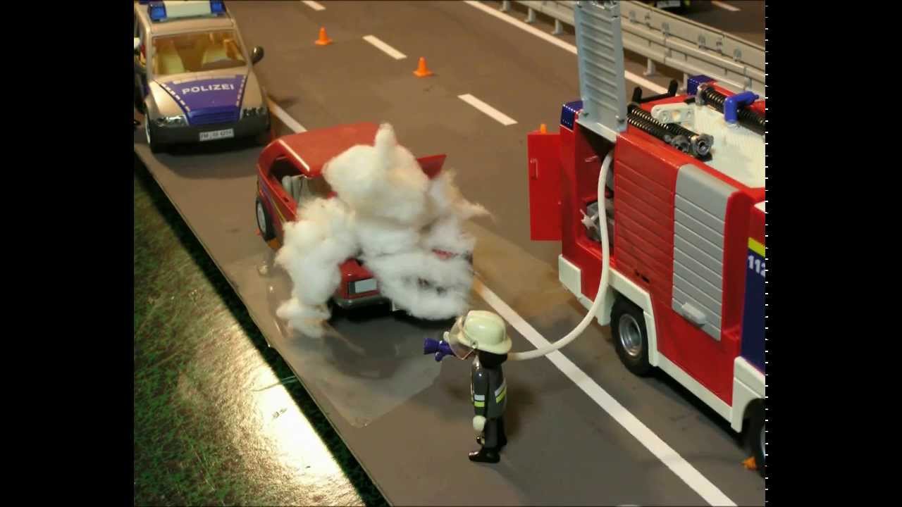 Freiwillige Feuerwehr rückt zum PKW-Brand aus (Playmobil Trickfilm by Playmotal)
