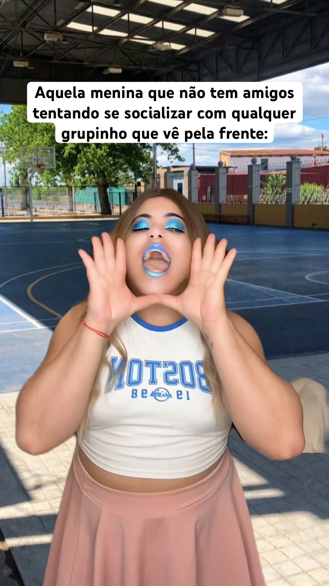 AQUELA MENINA QUE NÃO TEM AMIGOS TENTANDO SE SOCIALIZAR