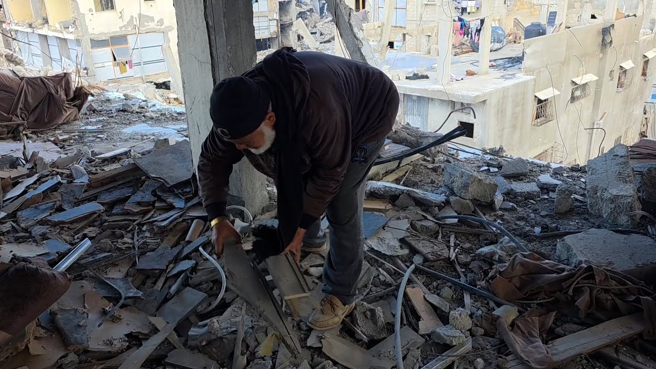 النازحون شرق خان يونس في قطاع غزة يعيشون تحت خطر دائم في ظل الهدم والغارات والتوغلات الإسرائيلية