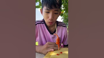Ăn xúc xích không dùng tay #shorts