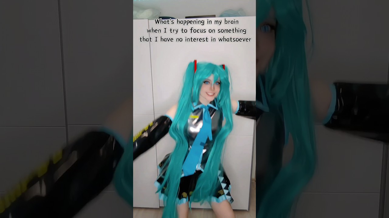 My brain when I have to focus | Hatsune Miku #cosplay pic