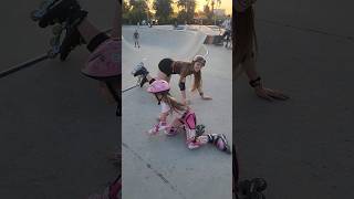 Красива блондинка на роликах  #ролики #roller #квади #rollerskating