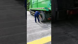 man tries to pop tire bubble #fyp #viral