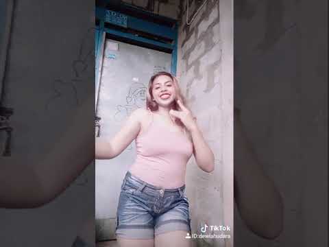 tiktok goyang dada hot🔥 Dewi ahudara😎