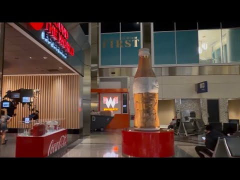 3 chai Coca-Cola siêu to khổng lồ trong sân bay Fort Worth ở Dallas của bang Texas rất đẹp & độc đáo