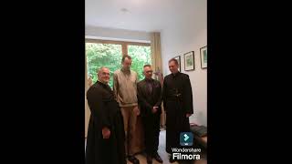 Der Novitiat Beginnt Der Zwei Jungen Mensch