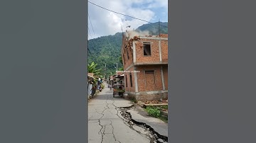 Detik detik Gempa Mengguncang Perkampungan - SIMULASI AI #shorts