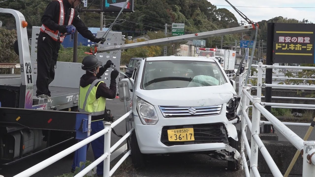 左折車に後続車が追突…佐世保市大塔町で交通事故 車が歩道脇のパイプに
