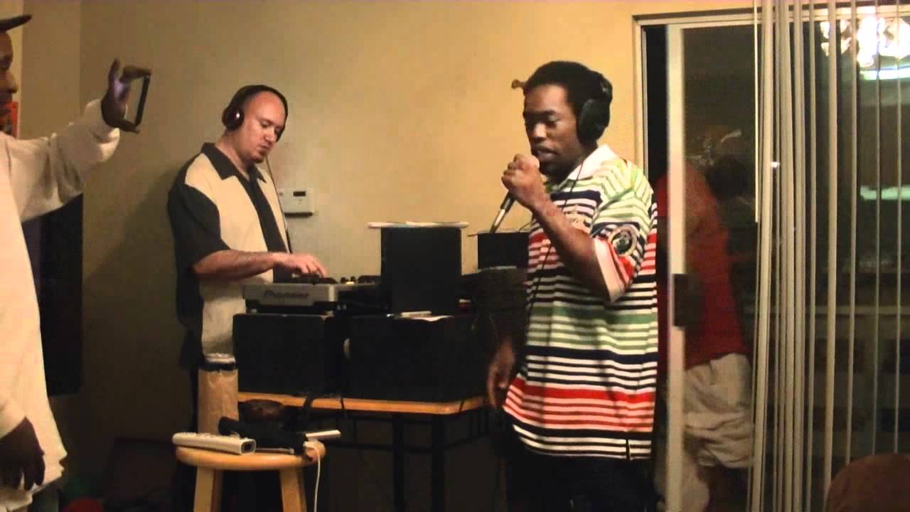 flame b, so throwed and candiblue freestylin auf YouTube ansehen flame b, so throwed and candiblue freestylin auf YouTube ansehen