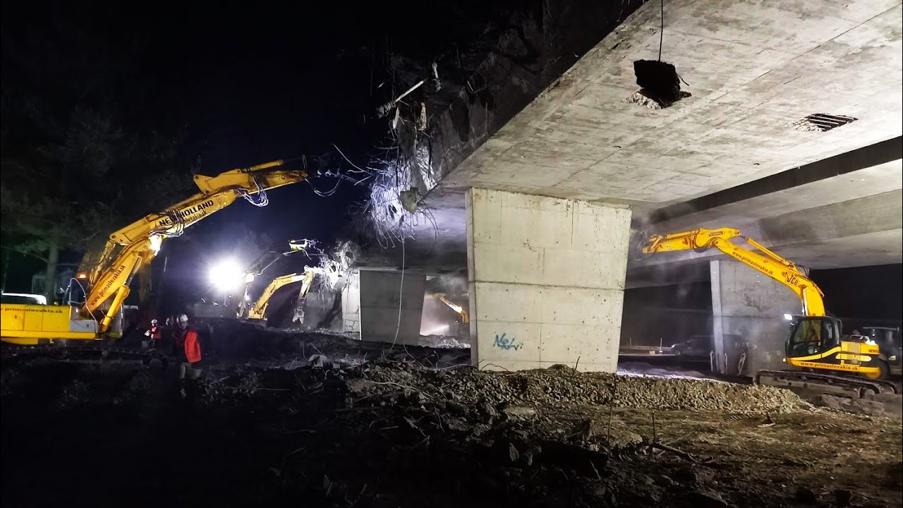 Nočná demolácia diaľničného mosta D1 — rýpadlá Prima Slovakia pod osvetlením
