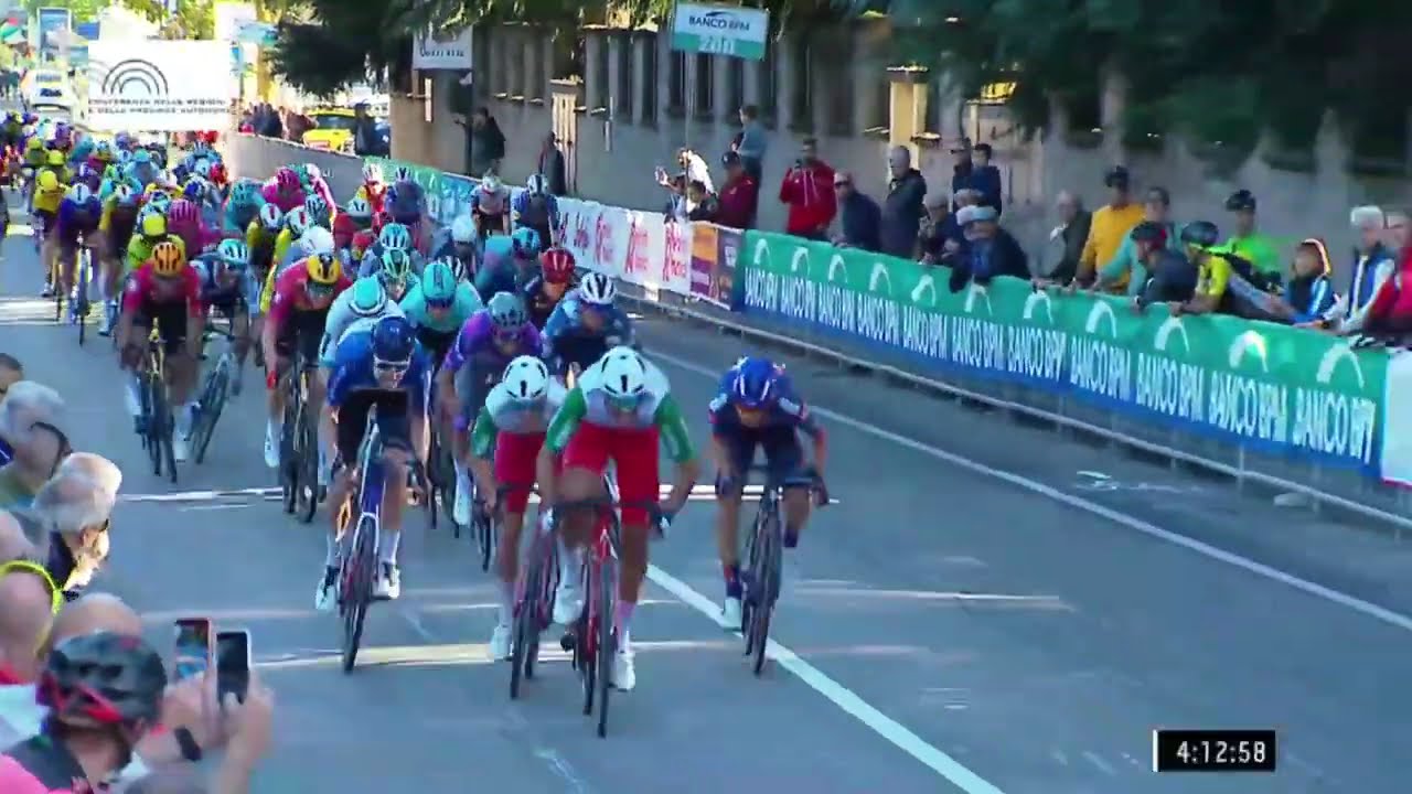 Ultimo km della Coppa Bernocchi 2025 con la rimonta del gruppo sugli attaccanti e arrivo in volata