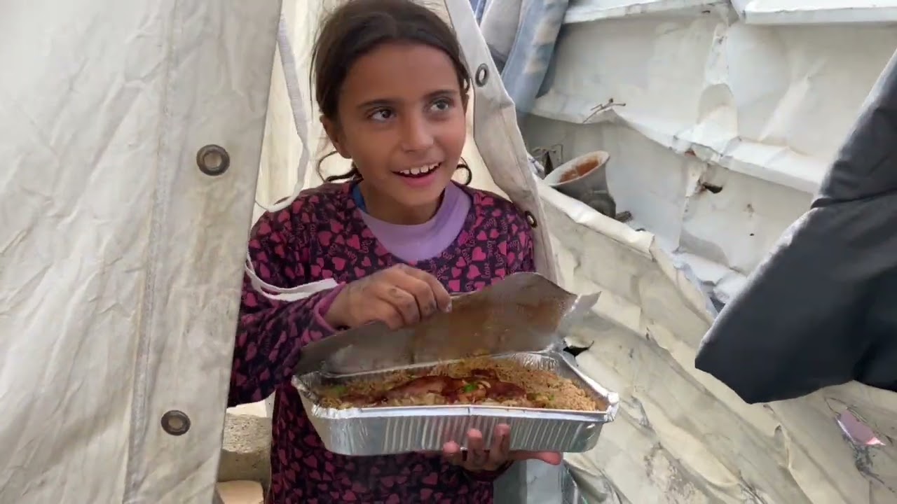 بارك الله في كل من ساهم في هذا العمل ❤ توزيع  أرز و دجاج على أهلنا المنكوبين في #شمال_غزة #خيام #حرب