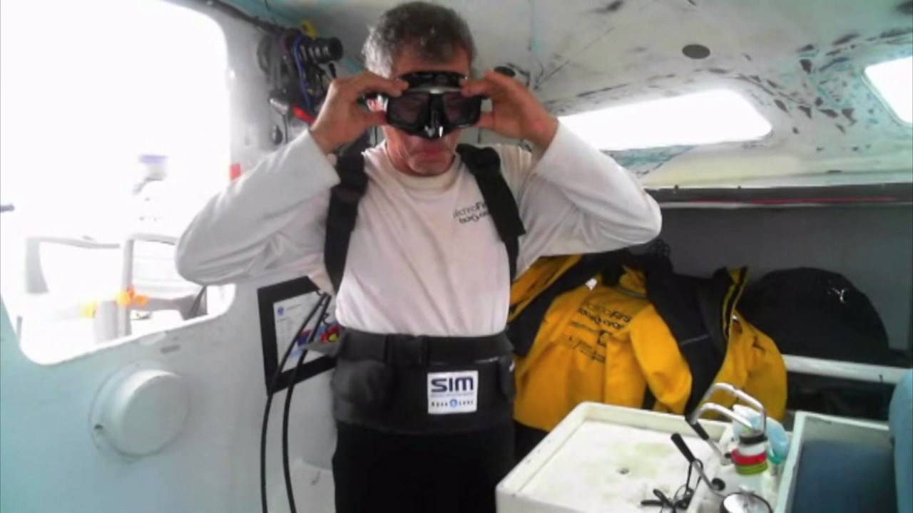 D104 : Sébastien Destremau tries his diving equipment  / Vendée Globe