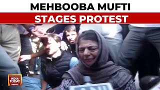 Phase 6 Voting: PDP Chief Mehbooba Mufti Protests, Alleges That PDP Workers Were Stopped From Voting