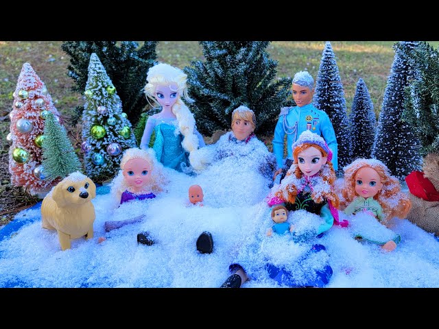 2022 Happy new year ! Elsa & Anna toddlers - snow playing class=