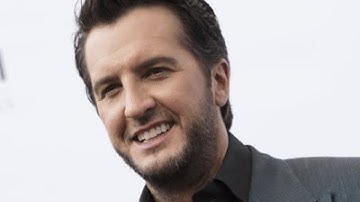 Country star Luke Bryan performs with broken collarbone