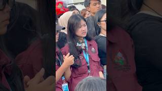 Beginilah Ekspresi Gadis Cantik Saat Nonton Debus -1