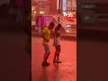 Les Brésiliens dansent sous la pluie en plein Times Square
