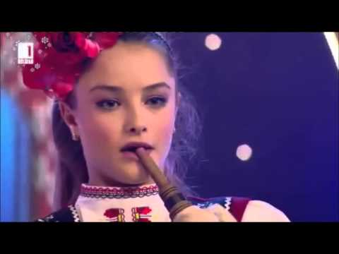 Красива българка свири на гайда