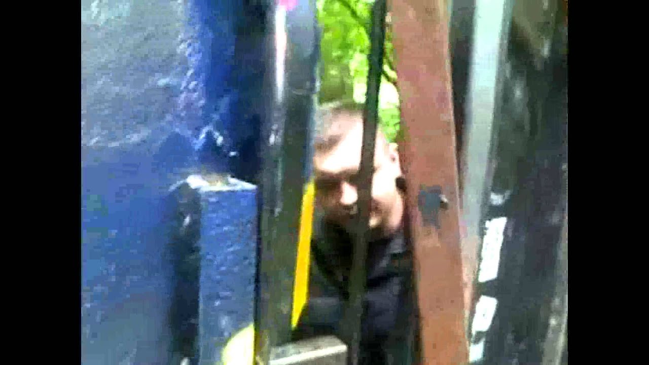 Policja próbuje wejść na teren Rozbratu po nieudanym ataku neofaszystów - YouTube rozbratorg