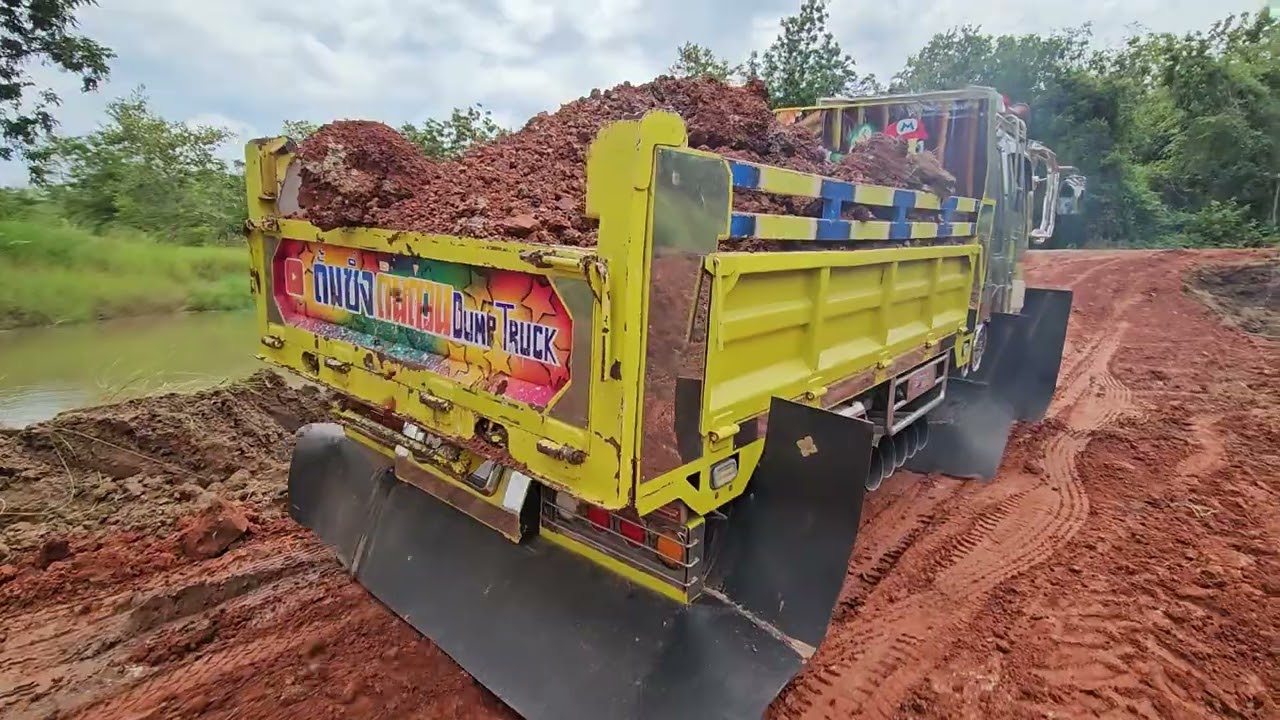 เริ่มงานได้เจอทางโหดอีกแล้ว Excavator loading Truck