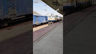 4500 HP HUMMING BIRD pulls into Talegaon with a 16 CAR Load of Deccan Express #shorts #trending