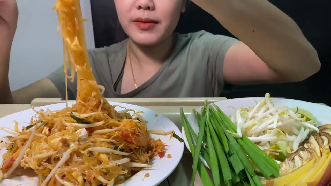 HappyPK ASMR : วุ้นเส้นผัดไทยทะเลกับผักแกล้มสดๆ Pad Thai noodles seafood with fresh veggie 