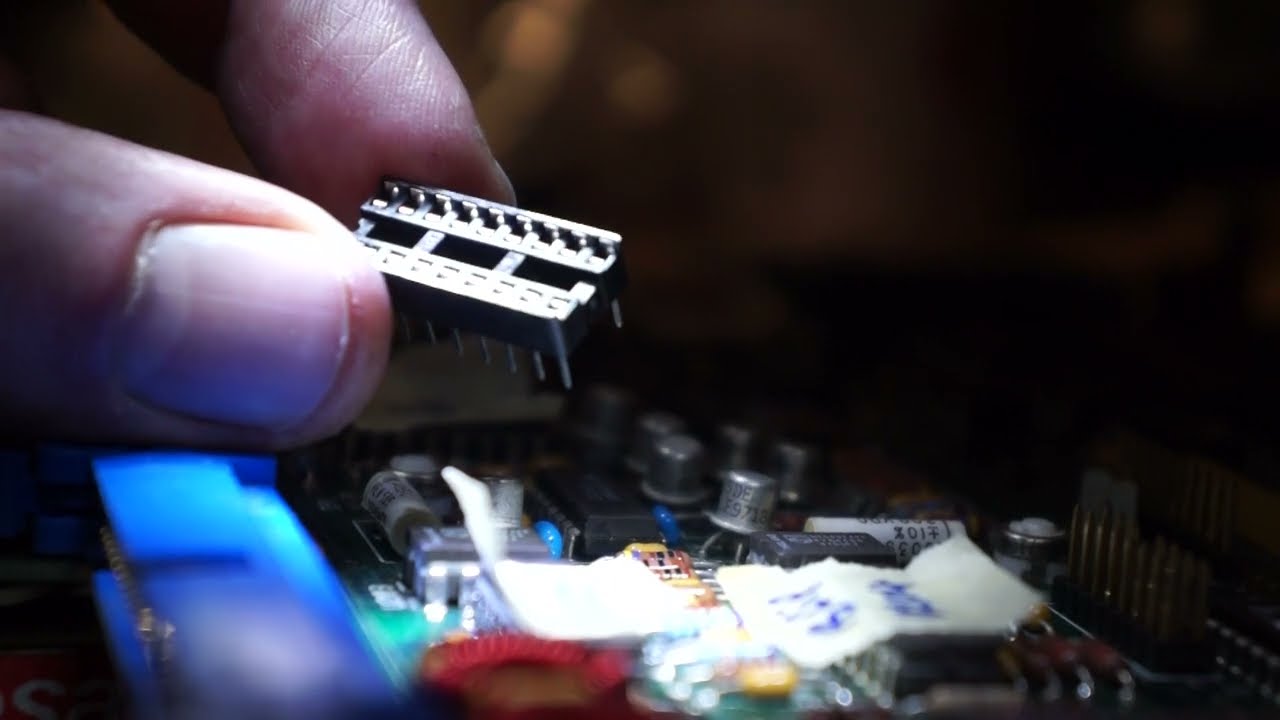 SIMMCONN  NEWSCOPE6 VGA kit installation to a HP8563E Spectrum analyser. PART3A Install DIP sockets.