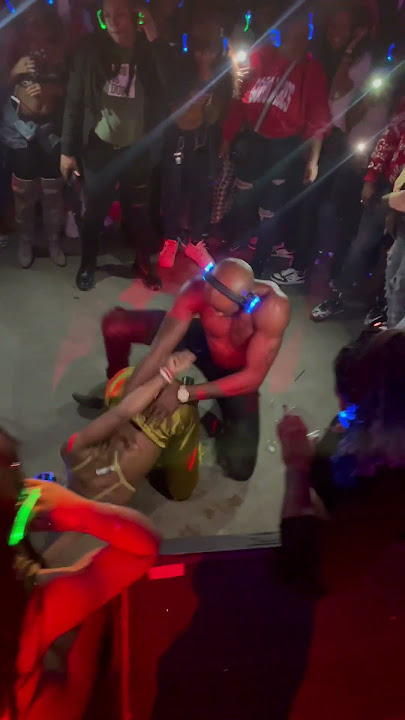 Couple Has Sex At A Silent Party 🫣