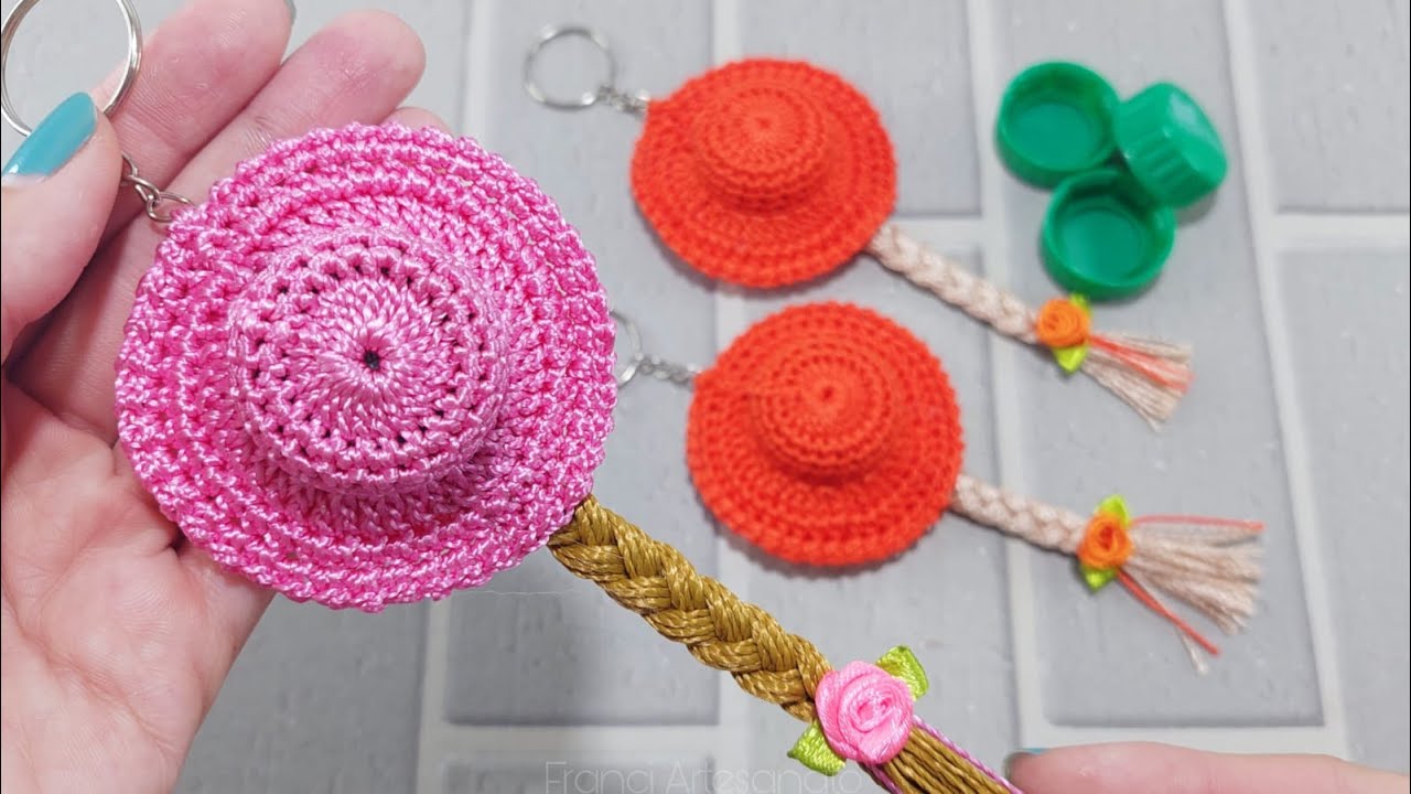 CHAPÉU DE CROCHÊ COM TRANÇA FEITO COM TAMPINHA DE GARRAFA PET | Chaveiro |  Franci Artesanato