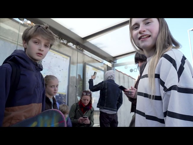 LES GRANDS    LÂCHEZ LES ÉCRANS