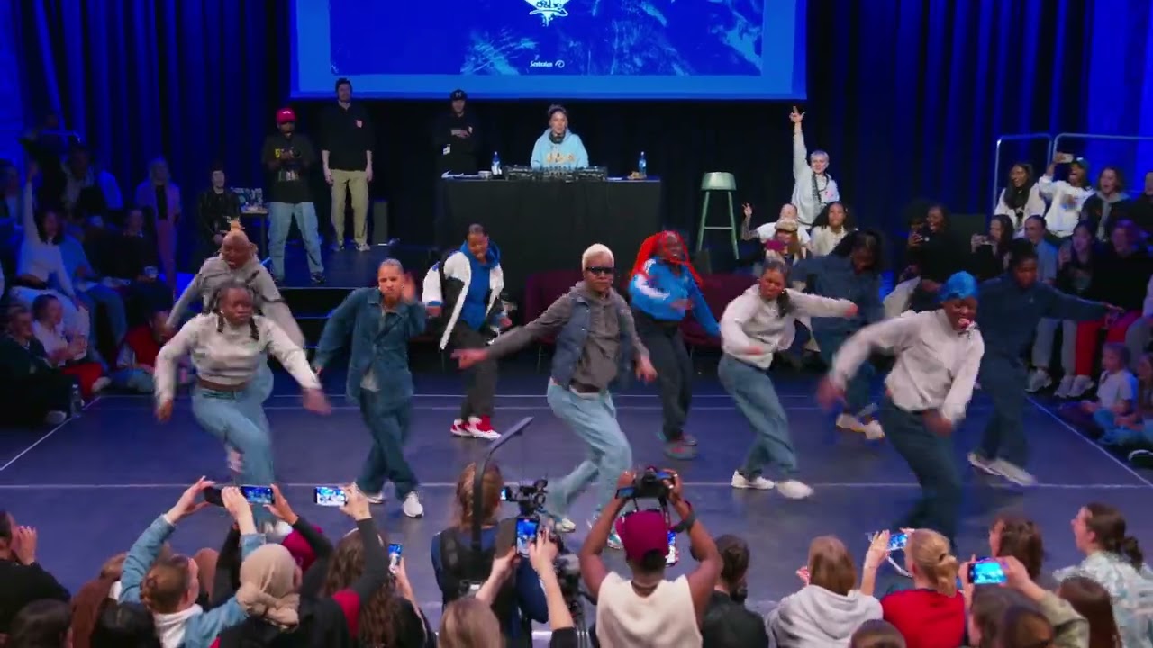 B16 // SHOWCASE // Womanhood 2022