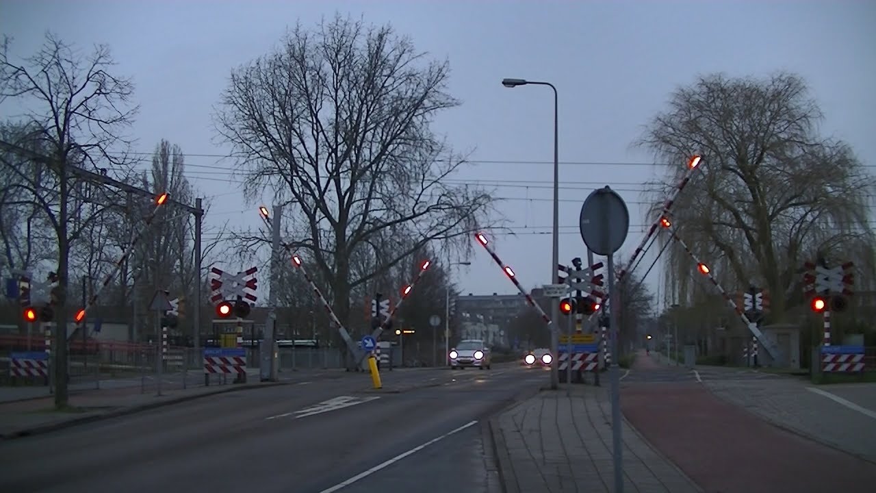 Spoorwegovergang Diemen // Dutch railroad crossing