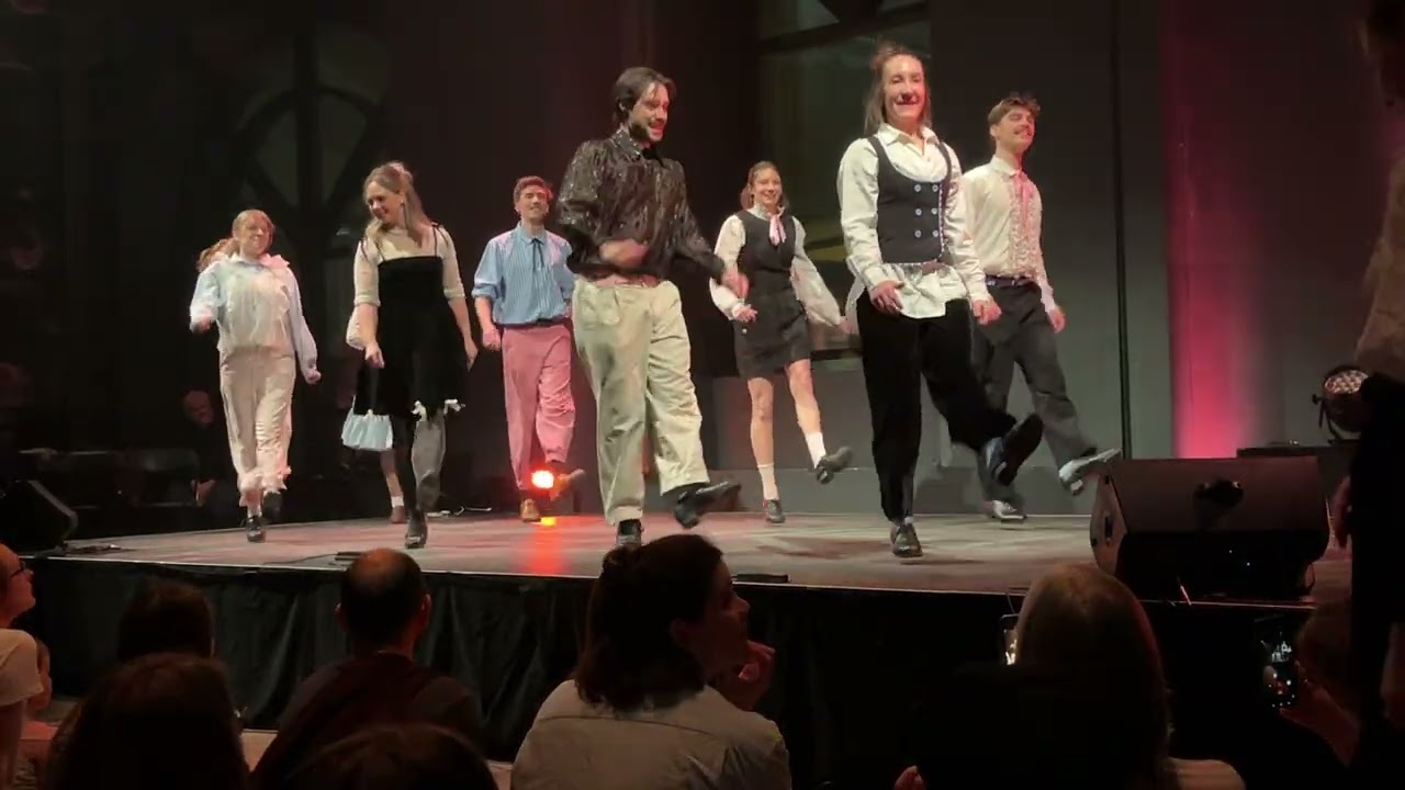 Les manteaux su’l’lit  pis les bottes dans le bain 2026. 