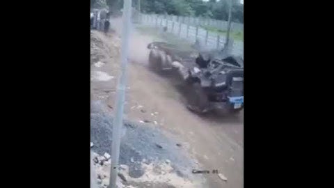 Acidente Caminhão Desmancha na Curva 😱