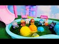 アンパンマンたちがおもちゃのプールで遊ぶよ!バスボールも入れてみよう!