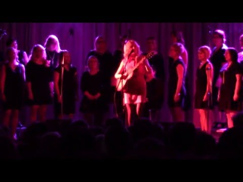 Frida Andersson sjunger "Drömlänges" i Nykarleby  9.4.2016