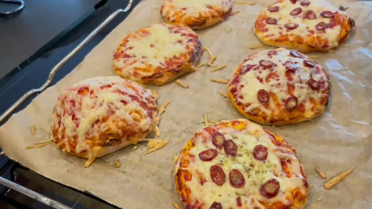 Leckere kleine Pizzen aus "knack & back Brötchen"