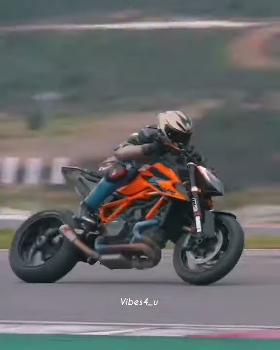 KTM 1260 closer en chika loga