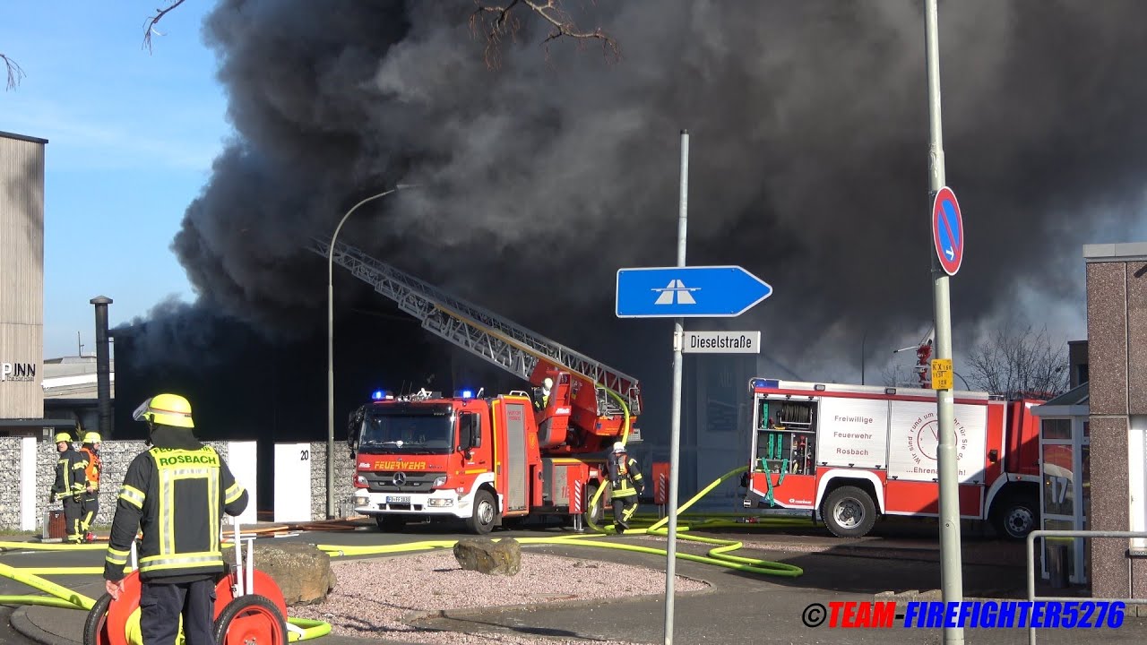 [Großeinsatz in Rosbach vor der Höhe] Lagerhallenbrand - Rauchentwicklung kilometerweit sichtbar