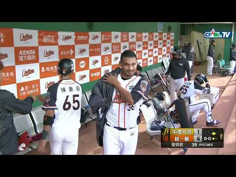 04/07 兄弟 vs 統一 二局下，陳傑憲擊出滾地球遭吳東融美技撲下，自己靠野選上到一壘，帶有一分打點
