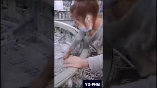 vented fabric circular loom  weaving machine-experienced worker knotting yarn with one hand