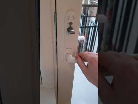 Video: Hvordan fjerne håndtaket fra balkongdøren i plast?