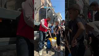 Krizin Ortasında,Hayatta Kalmak Için Her Gün Kaplarına Su Doldurmak Amacıyla Ayakla Koşuyor.