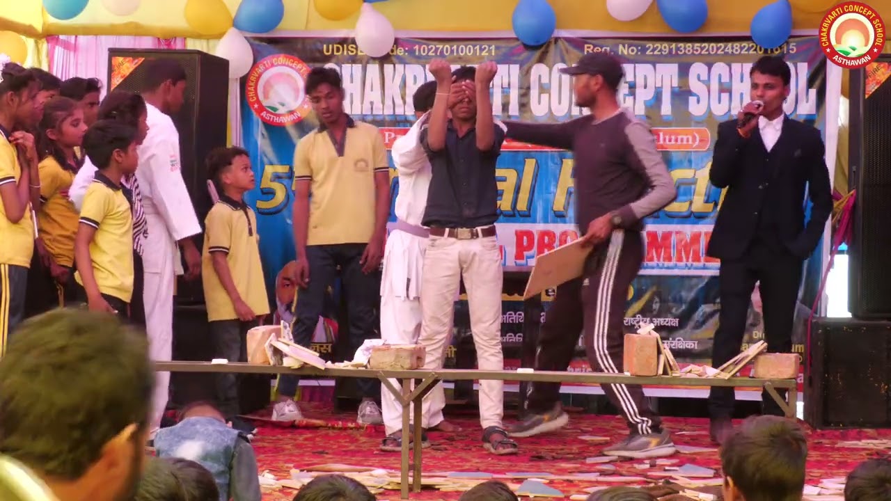 बच्चों ने वर्षिकोत्सव समारोह में टाइल्स और मटका फोड़ कर दर्शकों के दिल में अपना जगह बनाए ।