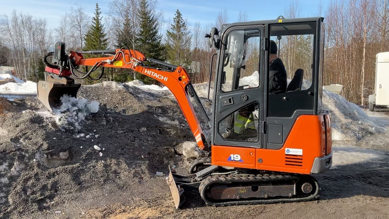 Köp Grävmaskin Hitachi ZX19-6 CR med rototilt och två skopor på Klaravik